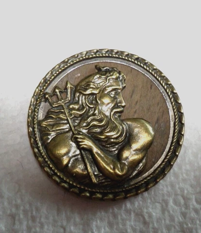 Antique Brass Button Mythology NEPTUNE Wood Background, Eingetragen, 1 3/8" Cover