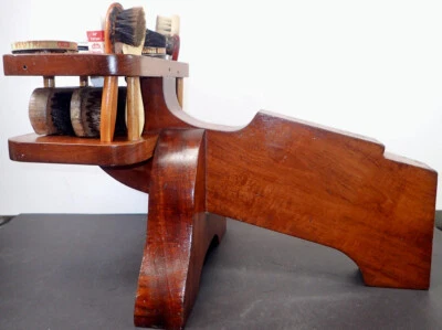 Mayordomo brillante de zapatos de madera hecho a mano vintage con contenido de limpieza y cepillos Foto 1 de 4