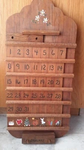 Calendario de pared de madera 1986 vintage piezas intercambiables por Cynthia George usado - Imagen 1 de 10