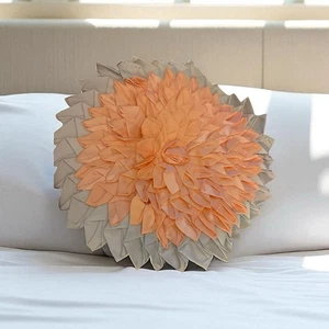 "Antigua almohada textil hecha a mano de pétalos de flores de satén adorno vintage 13""" - Imagen 1 de 3