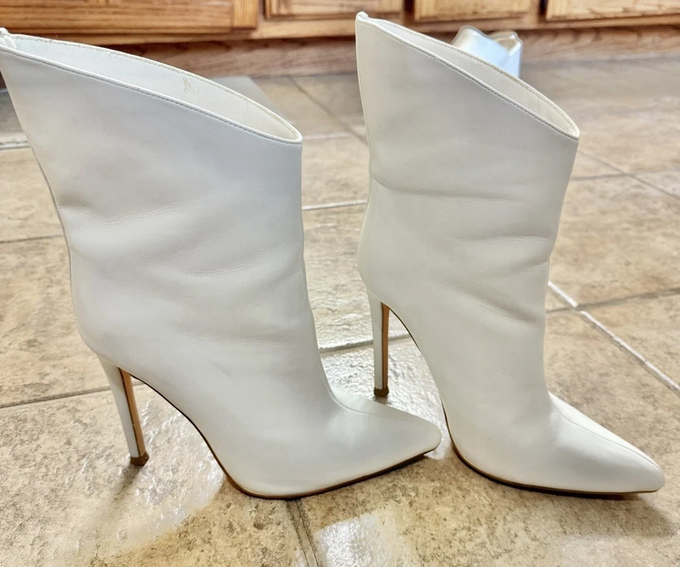 Botines de cuero blanco con punta de aguja y tacón de aguja Foto 1 de 1