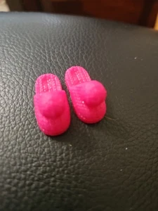 Barbie Chelsea Club bambola rosa magenta scarpe casa pantofole con pom moderno - Foto 1 di 4