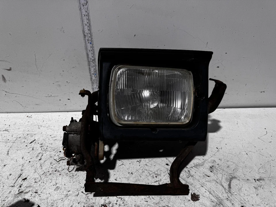 Toyota Celica Right Head Light SA63 10/1983-10/1985 - image 1 of 4