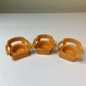 DE COLECCIÓN AÑOS 70 Fisher Price Plaza Sésamo Little People Naranja 3 SILLAS MUEBLES - Imagen 1 de 8
