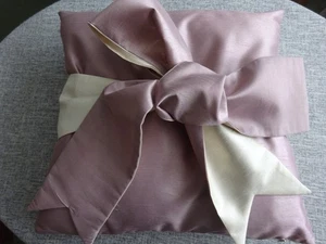 2 x Beautiful Big Bow KYLIE Cushion Covers In Dusky Pink & Cream (No Pads) VGC - Picture 1 of 16
