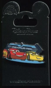 Prendedor Cars 3 Lightning McQueen y Cruz Ramírez Maximum MPH Disney - Imagen 1 de 1