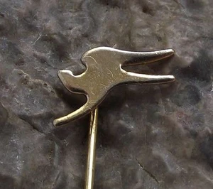 QANTAS QUANTAS Airlines of Australia Jumping Kangaroo Logo Souvenier Pin Badge - Picture 1 of 4