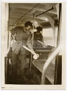 London Motor Omnibus desinfection: masked men in action - Old Press Photo 1910 - Picture 1 of 2
