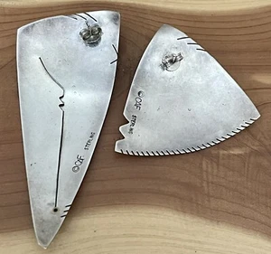 Pendientes colgantes abstractos modernistas de ley firmados artesanales de los años 70 ©CAF - Imagen 1 de 12