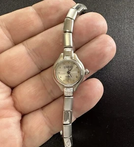 Authentische Vintage GUCCI Quartz Small Face Damenuhr / neue Batterie hinzugefügt 6” - Bild 1 von 10
