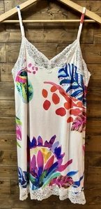 SOMA COOL NIGHTS ENCAJE RIBETE CHEMISE EN AUDAZ DISEÑO TROPICAL TALLA MEDIANA - Imagen 1 de 10