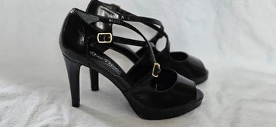 Tacones para mujer de cuero negro con pétalos de rosa con cunas para caminar talla 7,5 M Foto 1 de 4