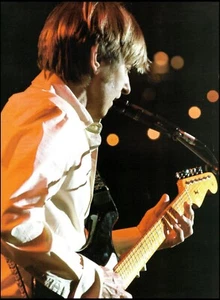 Eric Johnson en el escenario con guitarra Fender Stratocaster negra 8 x 11 pin-up foto B - Imagen 1 de 3