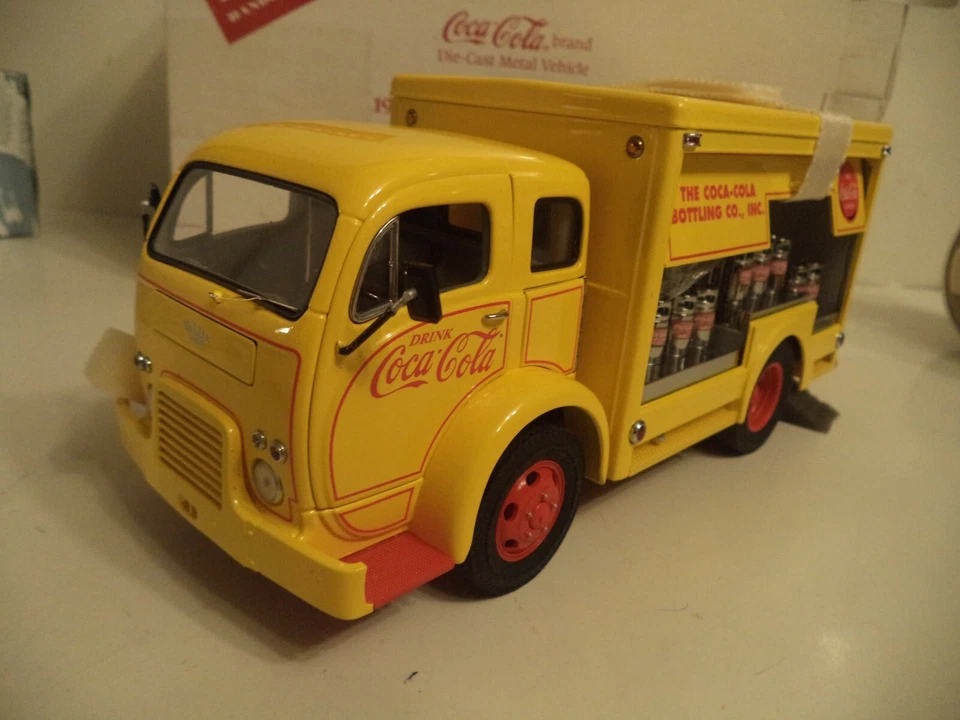 Danbury Mint Coca Cola 1955 Delivery Truck 1/24 Diecast Metal with Box - Image 1 of 4