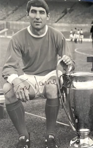 TONY DUNNE - MANCHESTER UNITED FOOTBALLER - EXCELLENT SIGNED PHOTOGRAPH - Picture 1 of 1