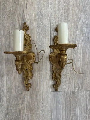 Apliques de pared italianos rococó de bronce dorado - par ornamentado de un solo brazo Foto 1 de 2