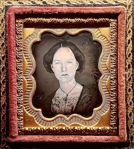RARE 1/16 PLATE DAGUERREOTYPE - PRETTY YOUNG LADY IN A CASE WITH ORIGINAL HINGE - Picture 1 of 4