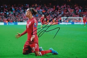 Fußball - Yussuf Poulsen - handsigniertes 12x8 Foto - Dänemark COA - Bild 1 von 1