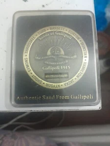 Sands of Gallipoli Collection. 1915 Medallion. Authentic Gallipoli Sand in case. - Picture 1 of 2