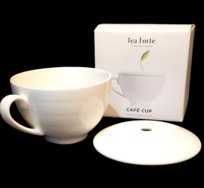 Taza de café Tea Forte taza de té de porcelana blanca con tapa con agujero para cadena de bolsita de té Foto 1 de 4