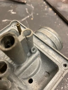 SUZUKI GT750J K 1972/73 MIKUNI VM32 CORPO CARBURATORE SOLO DANNEGGIATO - Foto 1 di 2