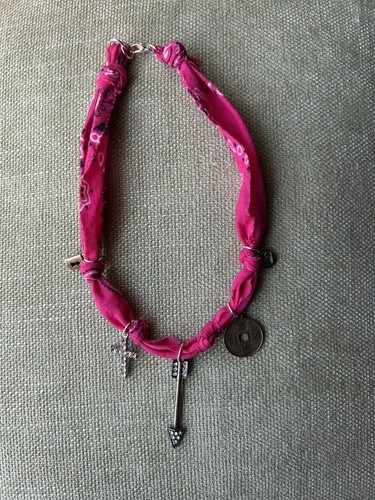 VETEMENTS Bandana rosa ciondolo freccia croce moneta gettone lucchetto collana girocollo chiusura 14 pollici