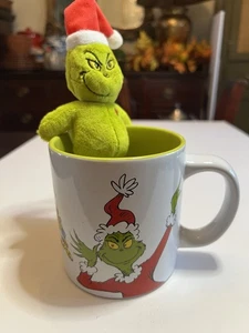 Dr. Seuss Brand The Grinch Weihnachtstasse mit dem Grinch Plüsch - Bild 1 von 9
