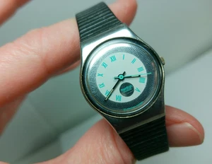 Reloj SWATCH 1991 Dama Turquesa Plata Número Romano Banda Negra Batería Nueva - Imagen 1 de 22