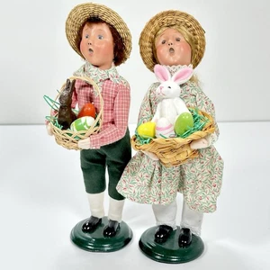 Byer's Choice Ostern Mädchen & Junge Karolinger Frühling 2010 hält Körbe EUC - Bild 1 von 6
