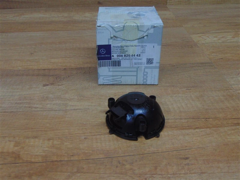 Left Outside Rearview Mirror Electric Motor Genuine Mercedes 636/639 A0068204442 - image 1 of 1