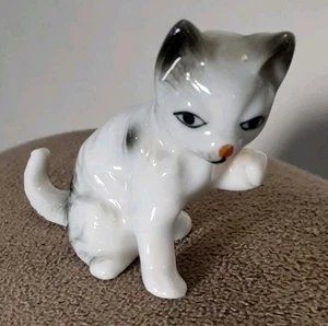 GATTO GATTINO PORCELLANA FIGURA GIAPPONE OCCUPATO DIPINTO A MANO nero bianco zampa gattino - Foto 1 di 5
