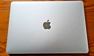 MacBook Air (M1, 2020) 13,3" - 16GB RAM, 512GB SSD - 8-Core GPU - Top Zustand - Bild 1 von 7