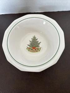 Vintage Pfaltzgraff Heritage White Christmas Tree 9 3/8” Round Vegetable Bowl - Picture 1 of 12