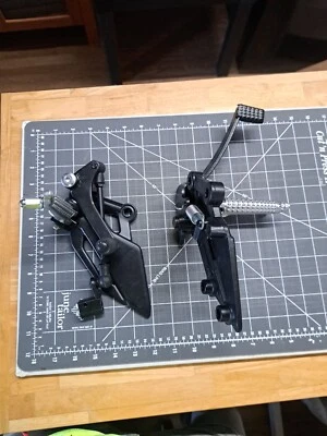 Pedales de motocicleta 2x Palanca de cambio de motocicleta Juego delantero Soporte de clavija de pie... Foto 1 de 4