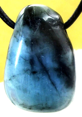 SMARAGD    Trommelstein gebohrt  EDELSTEIN  ANHÄNGER     Nr.13 - Bild 1 von 2