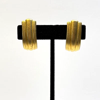 Pendientes Clip Monet Vintage Media Luna Curvada Línea Acanalada Textura Tono Dorado Foto 1 de 4