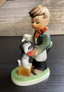 Niño de plástico duro vintage tipo abejorro con cachorro - Imagen 1 de 11