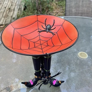Halloween ciotola caramelle tavolo con gambe streghe stivali scarpe ragno e ragnatela decorazione spettrale - Foto 1 di 16