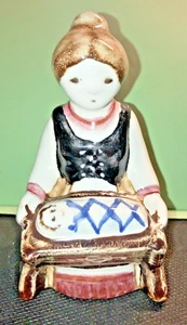 Vintage Woman Figurine Porcelain Hungarian Woman / Baby In Crib, Elardo Borsadi - Picture 1 of 10
