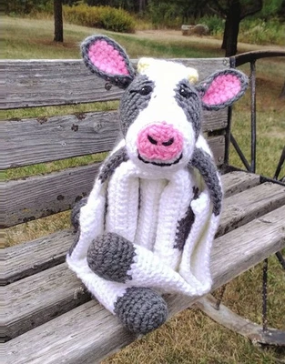 Manta de bebé hecha a mano de ganchillo vaca abrazar y jugar | Decoración de guardería de animales de granja Foto 1 de 4