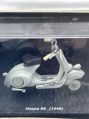 Vespa 98 (1946) Modello Scala 1:32 NewRay Diecast con Scatola Originale - Immagine 1 di 4