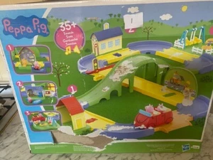 Peppa Pig All around Town Spielset mit 35+ Sounds & 1 Figur BESCHREIBUNG LESEN - Bild 1 von 42