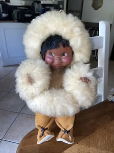 Poupée ancienne inuit esquimau Regal canada indien fourrure vintage ancien 1960 - Foto 1 di 6