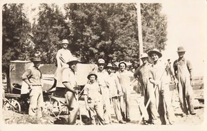 Prineville Oregon O 'Work Gang' Nombrado Hombres Niños Sombrero Rural 1915 RPPC Postal 768 - Imagen 1 de 2