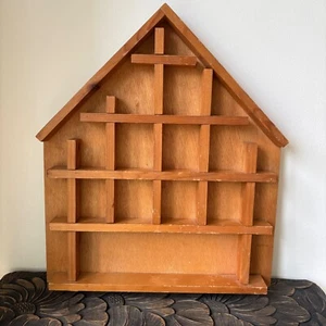 Großes Mid Century Vintage französisches Vitrinenregal in Holzhausform, Kuriositätenregal - Bild 1 von 10