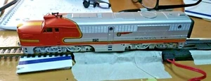 HO SCALE  SANTA FE ENGINE with Kadee couplers    lot #5 - Picture 1 of 3