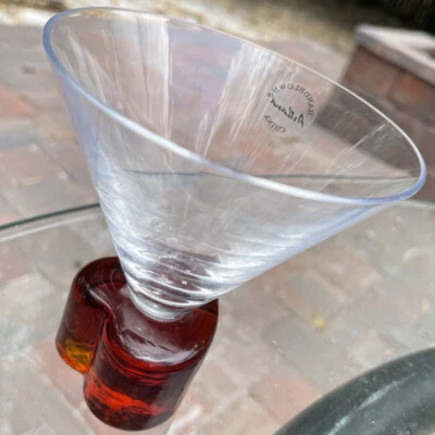 Vaso Martini corto soplado a mano Artland raro rojo corazón base cóctel borde ancho bonito Foto 1 de 4