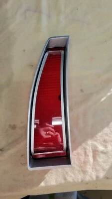 Lente de luz trasera izquierda NOS Mopar 3780707 74 a 77 Plymouth Gran Fury Wagon Foto 1 de 4