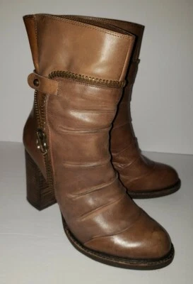 Botas sin cordones Bcbgeneration de cuero marrón con cremallera de tacón bloque fruncido a media pantorrilla 8,5 Foto 1 de 4