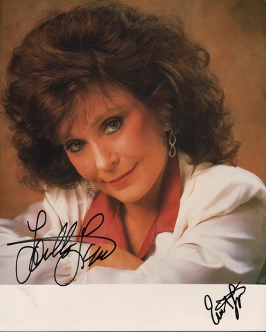 LORETTA LYNN autograph. Signed photo. Coal Miner's Daughter. QUEEN OF COUNTRY Cover